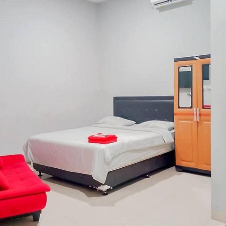 Mahkota Residence Mitra Reddoorz Karawang Exteriér fotografie