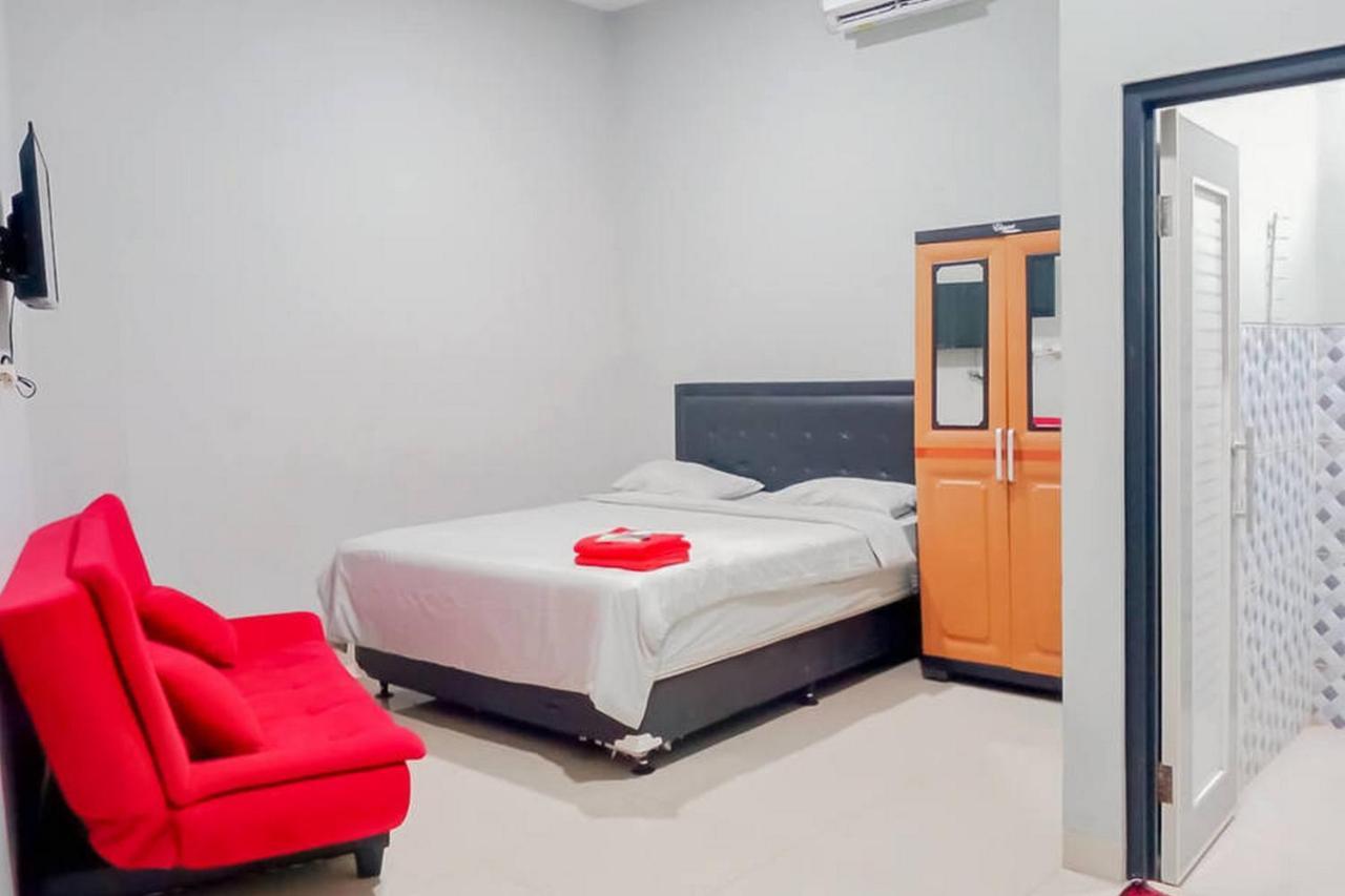 Mahkota Residence Mitra Reddoorz Karawang Exteriér fotografie